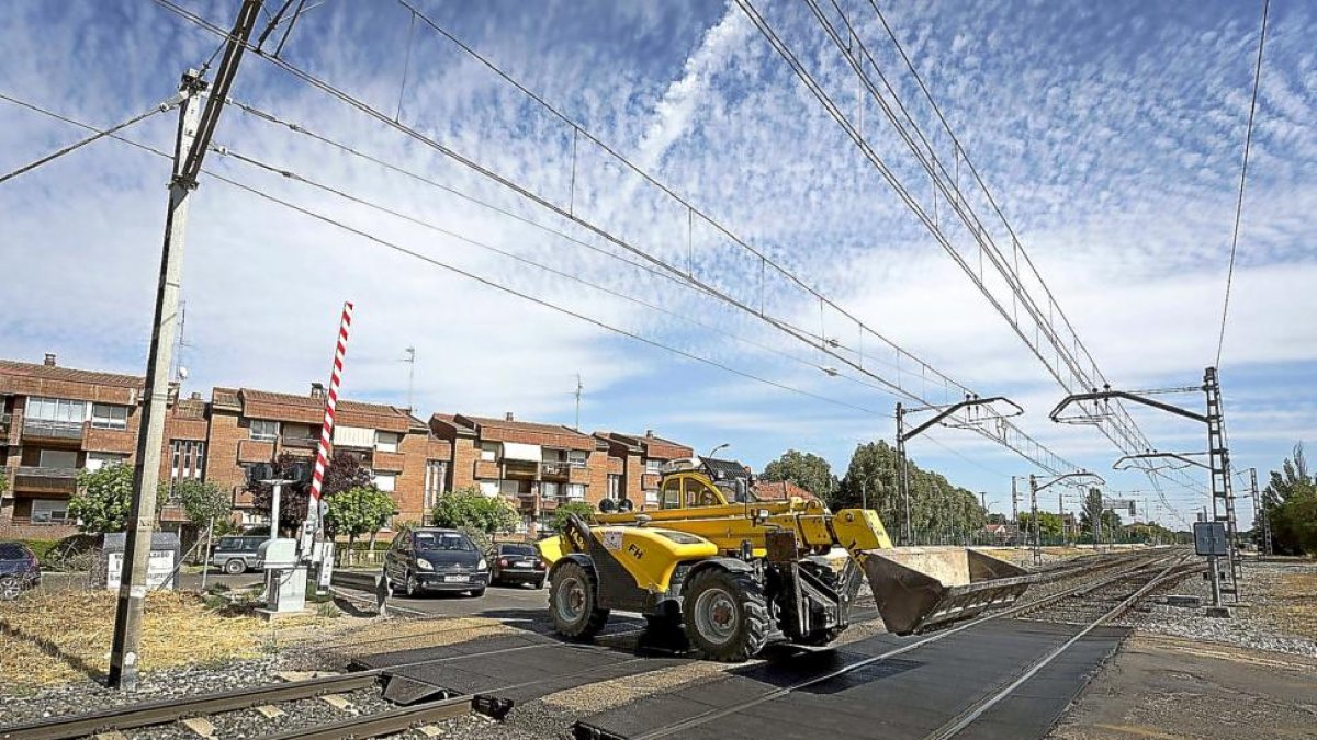 Un vehículo especial cruza las vías del tren a través del paso a nivel de Viana de Cega, ayer.-MIGUEL ÁNGEL SANTOS