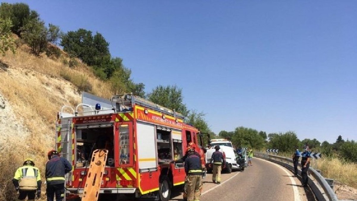 Imagen de la intervención de los Bomberos en la carretera de Fuensaldaña tras colisionar una furgoneta y una grúa. - @POLICIAVLL