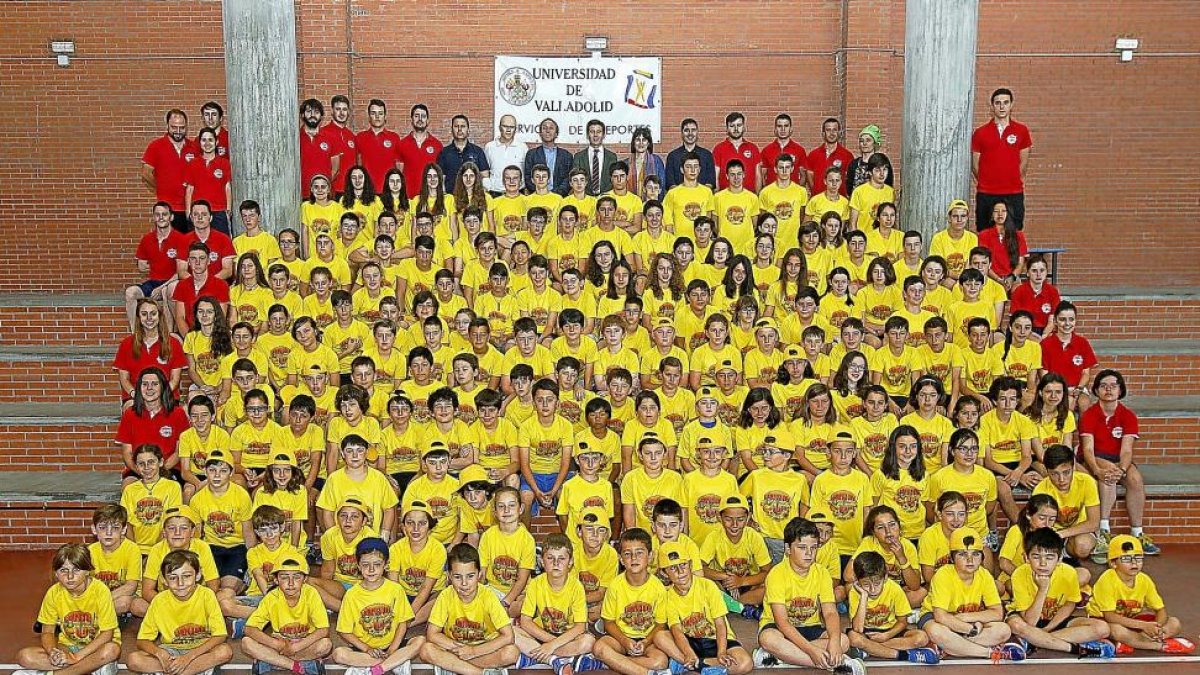 Foto de familia del XXVCampus de Baloncesto ‘Universidad de Valladolid’ que se está celebrando en las instalaciones deportivas universitarias de Fuente de la Mora.-J. M. LOSTAU