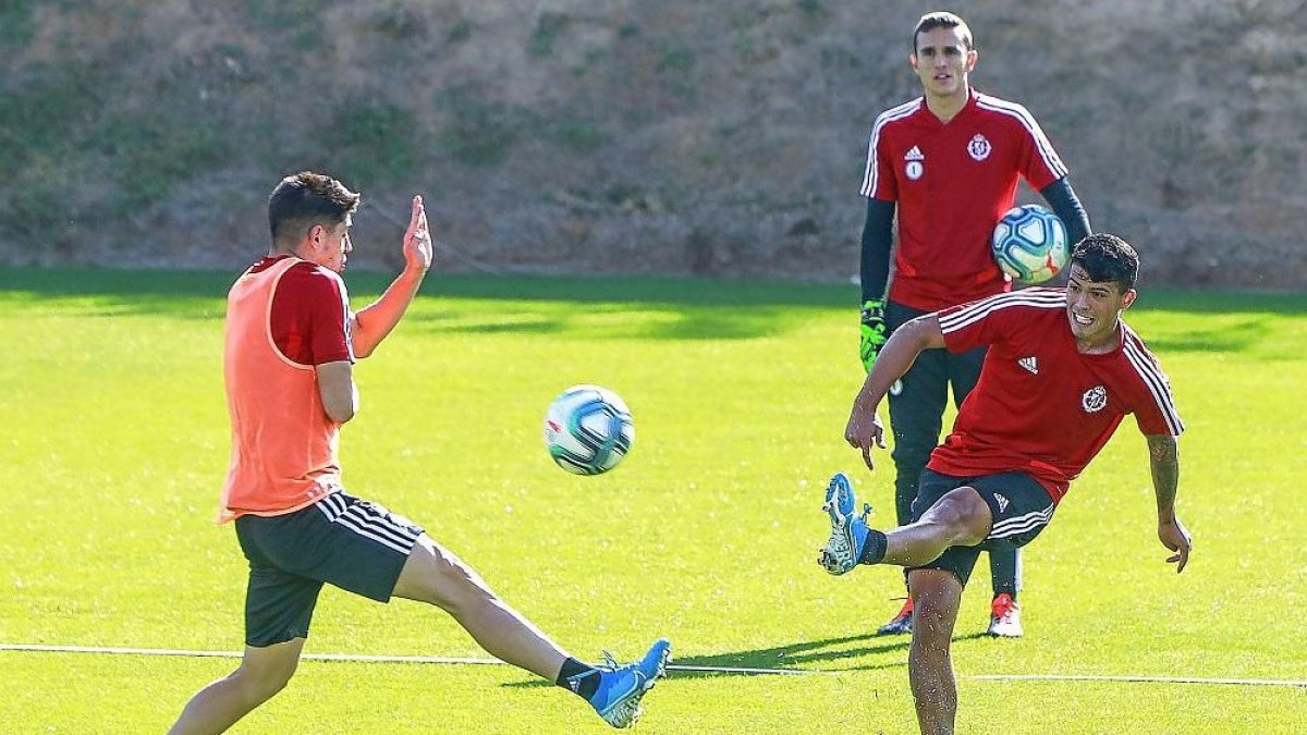 Pedro Porro  chuta con la zurda en su primer entrenamiento con el Real Valladolid.-J. M. LOSTAU