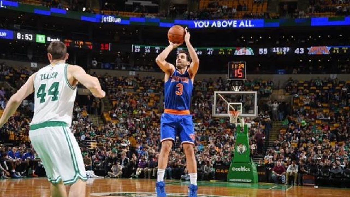 El base español de los New York Knicks José Manuel Calderón lanzando en el encuentro ante los Celtics disputado en el TD Garden.-NY KNICKS