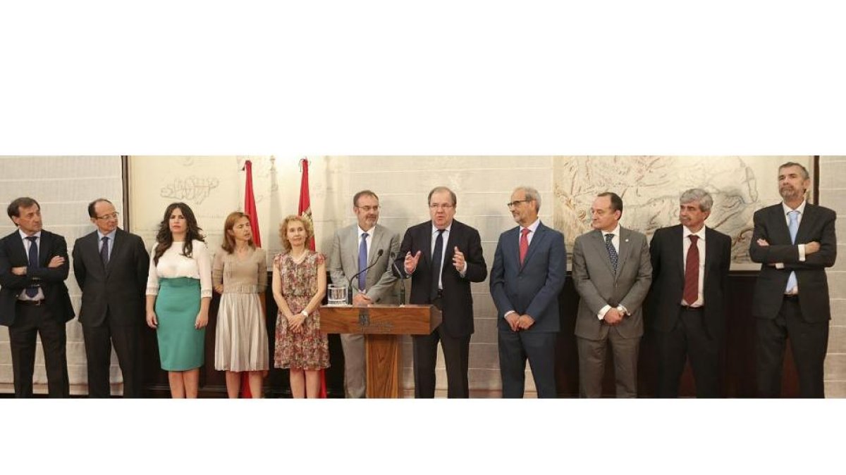 Los rectores de las nueve universidades de Castilla y León flanquean al presidente de la Junta y al consejero de Educación, ayer, en la presentación del pacto-ICAL