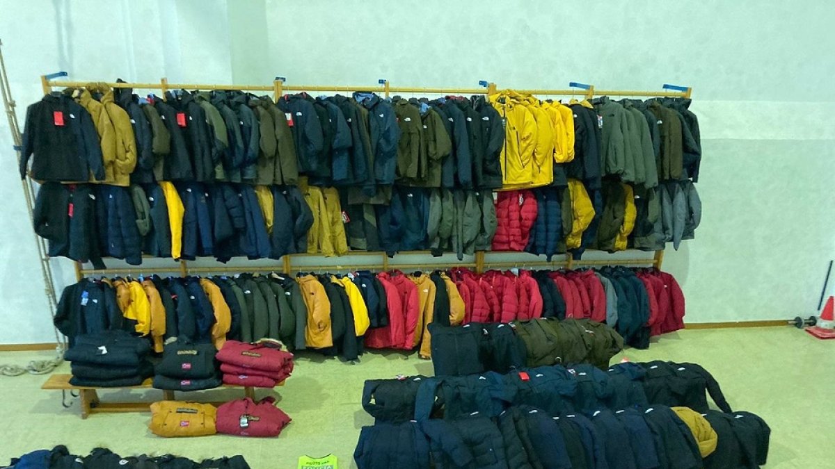 Imagen facilitada por la Policía de Valladolid de la ropa falsificada - @POLICIAVLL