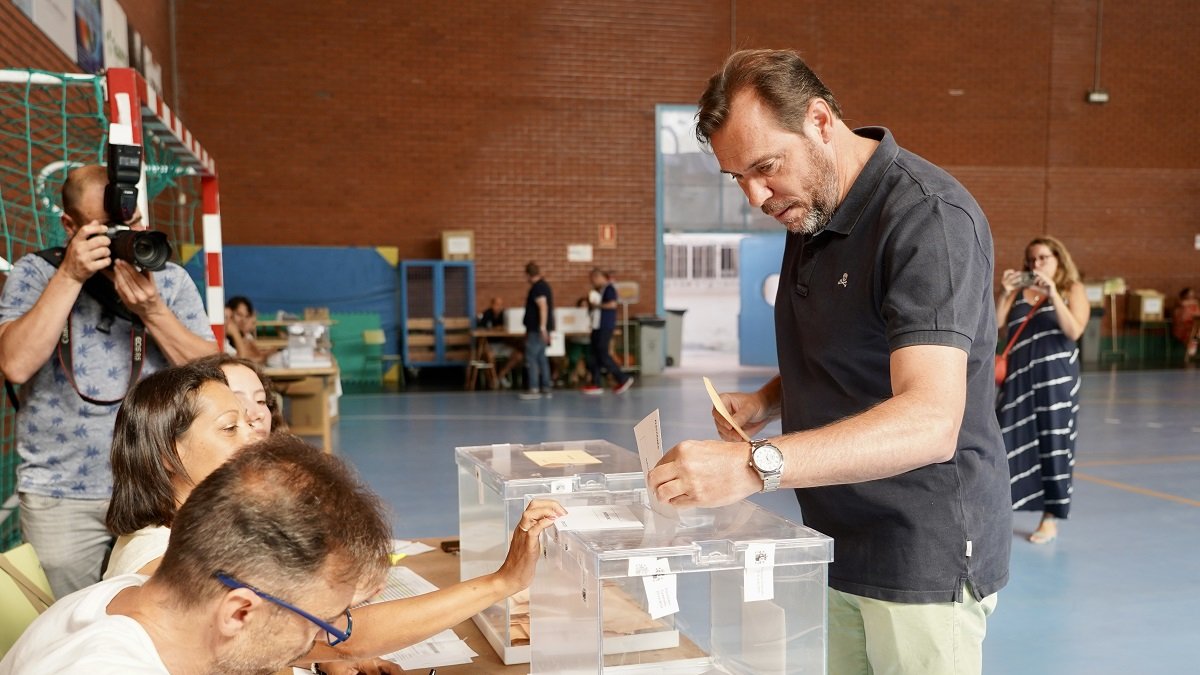 El cabeza de lista del PSOE al Congreso de los Diputados por Valladolid, Óscar Puente, ejerce su derecho al voto. ICAL