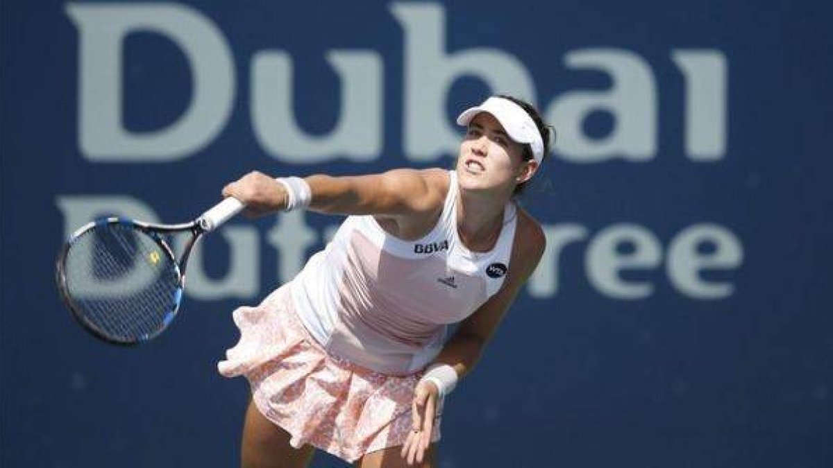 Garbiñe Muguruza devuelve una bola durante la primera ronda de Dubai.-Foto: EFE / ALI HAIDER