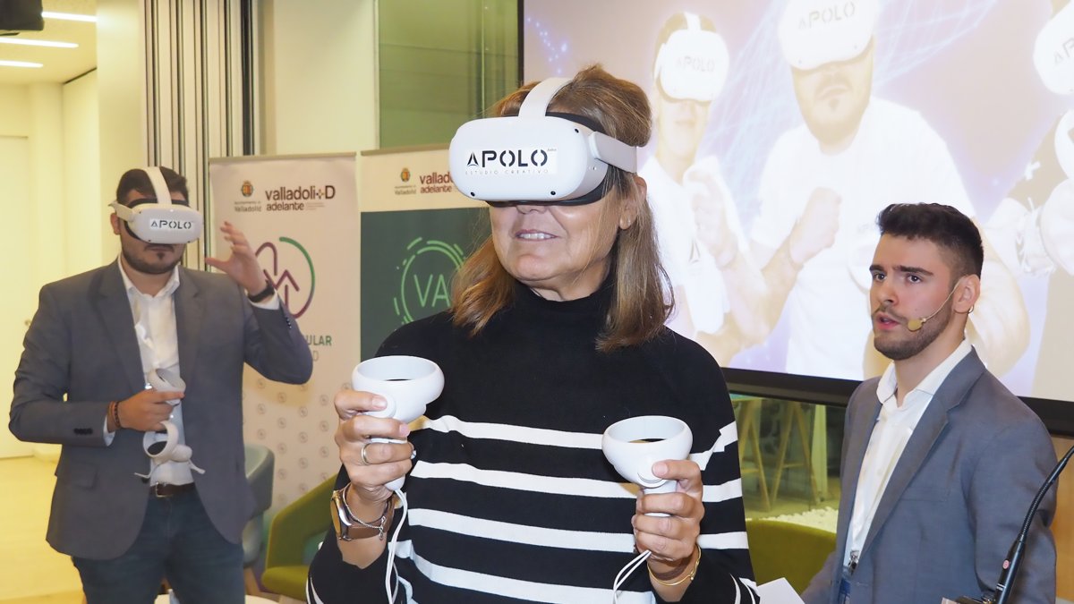 Dos personas con gafas de realidad virtual en las instalaciones de la Agencia de Innovación. / INNOLID