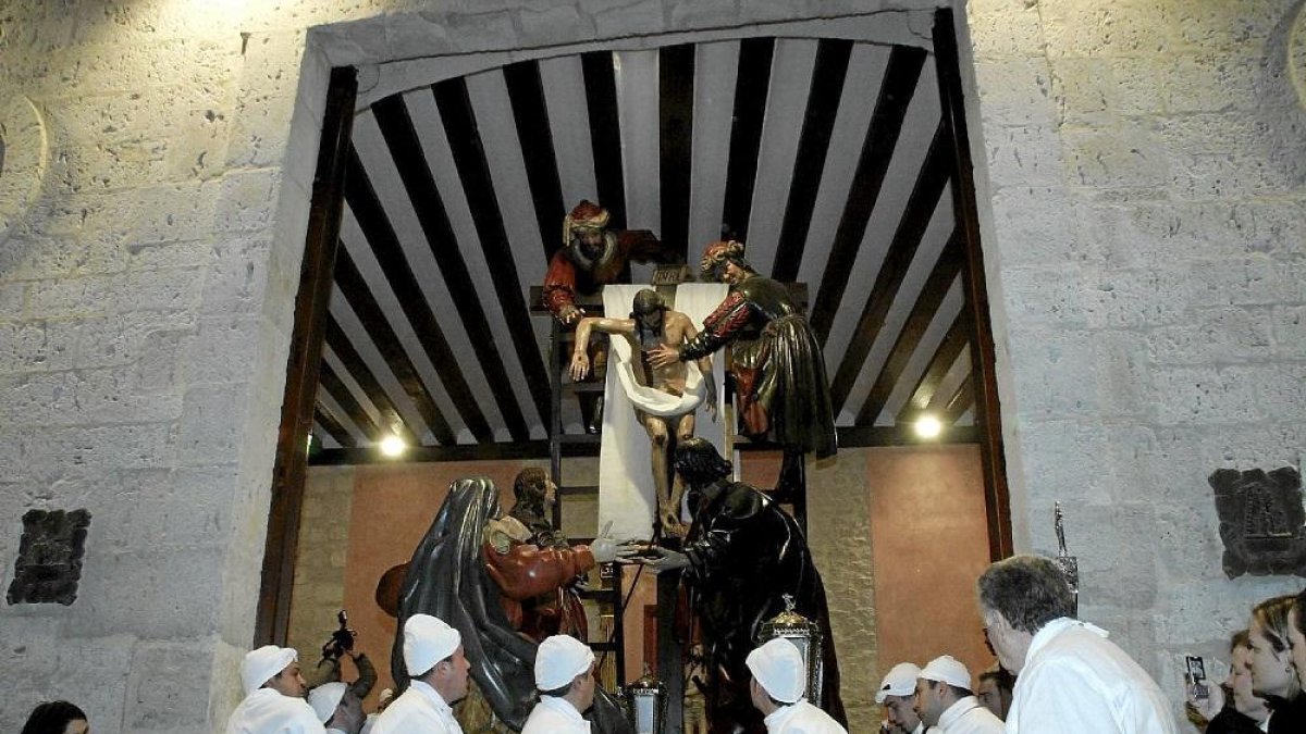 Un grupo de cofrades saca una imagen de su iglesia titular en la Procesión del Viernes Santo en Medina de Rioseco.-EL MUNDO