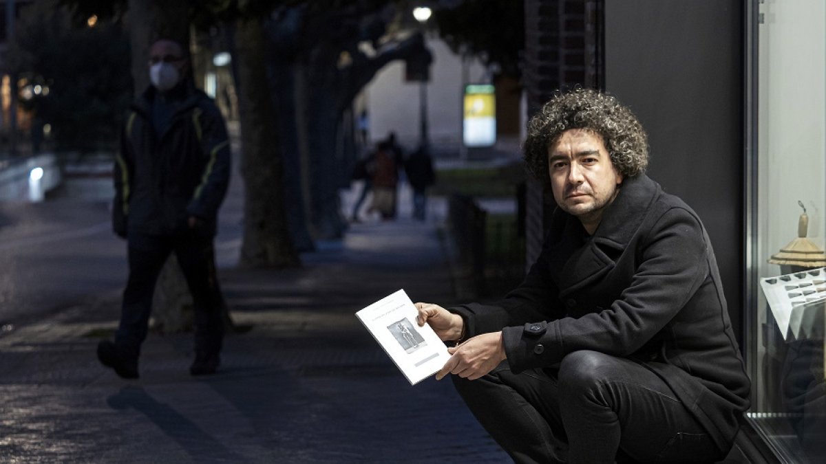 Rodrigo Garrido Paniagua, con su nuevo poemario | PABLO REQUEJO