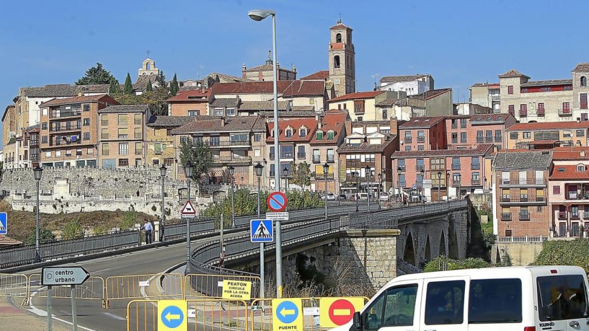 Puente medieval de Tordesillas ayer, recién cortado al tráfico por las obras de reparación y mejora de canalizaciones.-J.M.LOSTAU