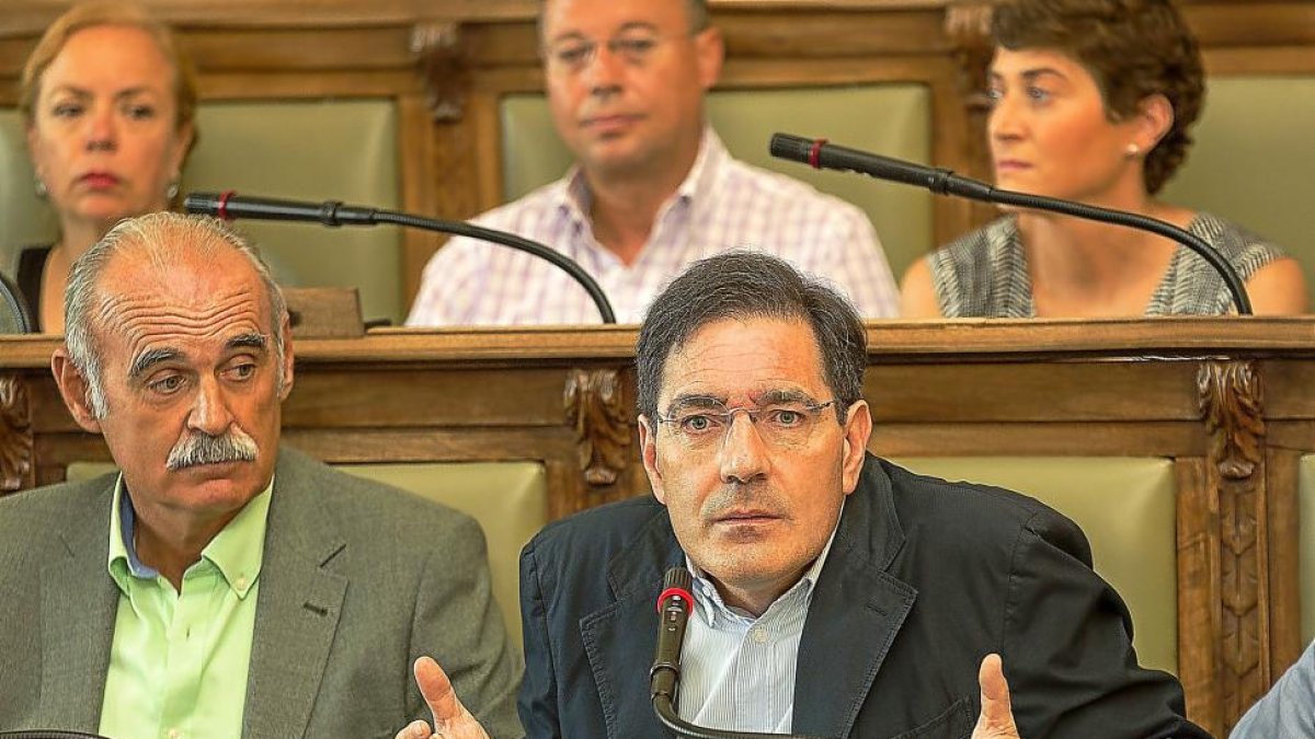 Los concejales del PP, Carlos Fernández y Jesús Enríquez, ayer en el Pleno adelantado de agosto.-MIGUEL ÁNGEL SANTOS