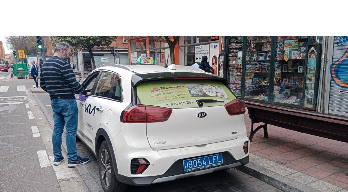 El taxista atracado, esta tarde en la parada de taxis de la calle Cardenal Torquemada en Rondilla.- E.M.