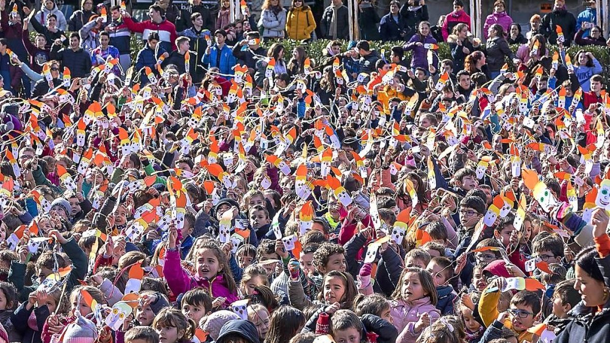 Alrededor de mil niños de cinco colegios vallisoletanos celebran el Día de la Paz.-PHOTOGENIC/PABLO REQUEJO