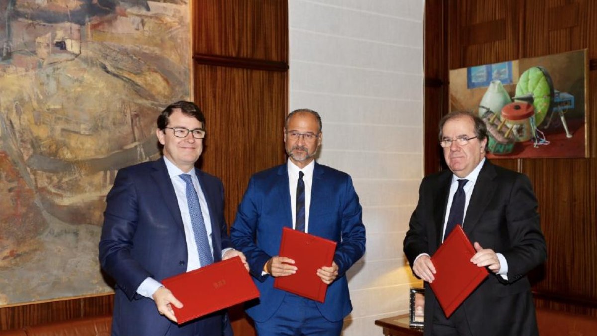 Alfonso Fernández Mañueco, Luis Fuentes y Juan Vicente Herrera, tras la firma del acuerdo presupuestario.-ICAL