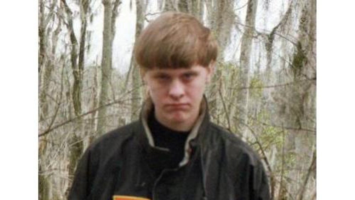 Dylan Roof, con la bandera sudafricana del apartheid bordada en la chaqueta.-