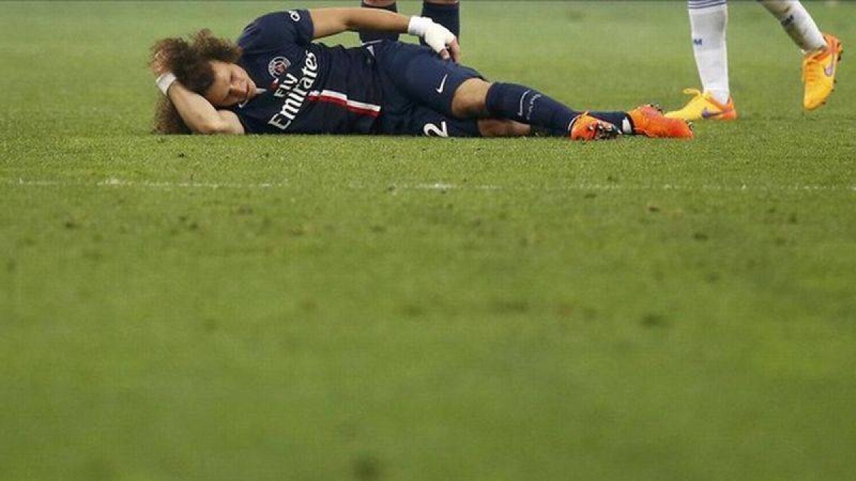 David Luiz se lamenta de su lesión muscular en la pierna izquierda en el partido contra el Marsella.-Foto:   REUTERS / ERIC GAILLARD