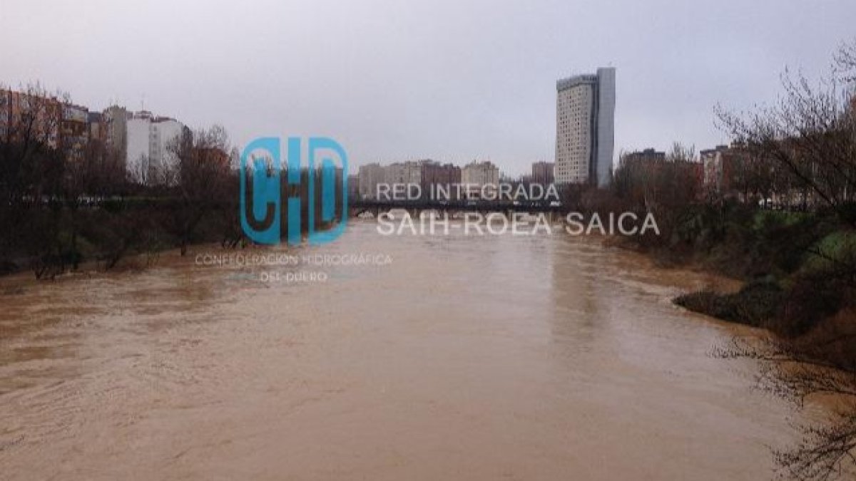 El río Pisuerga a su paso por Valladolid.- CHD