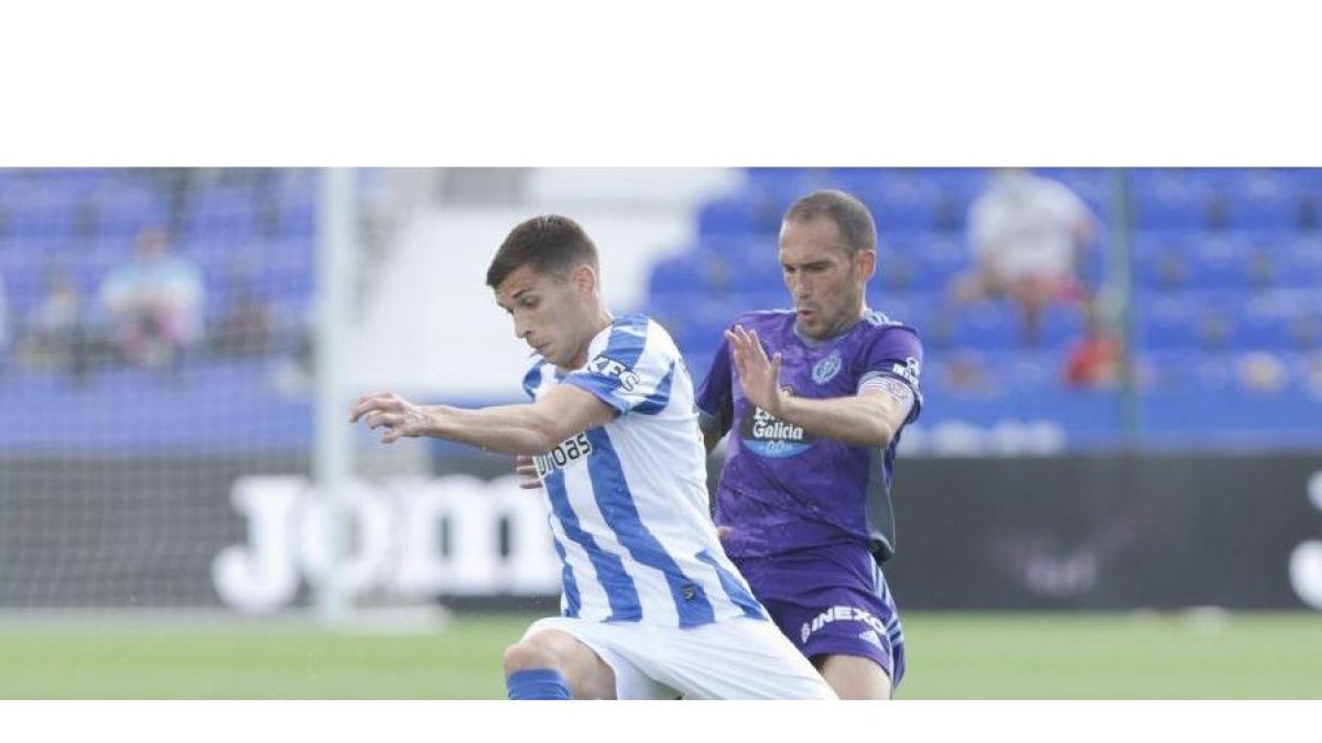 Nacho trata de robar el balón Randjelovic. / E.M.