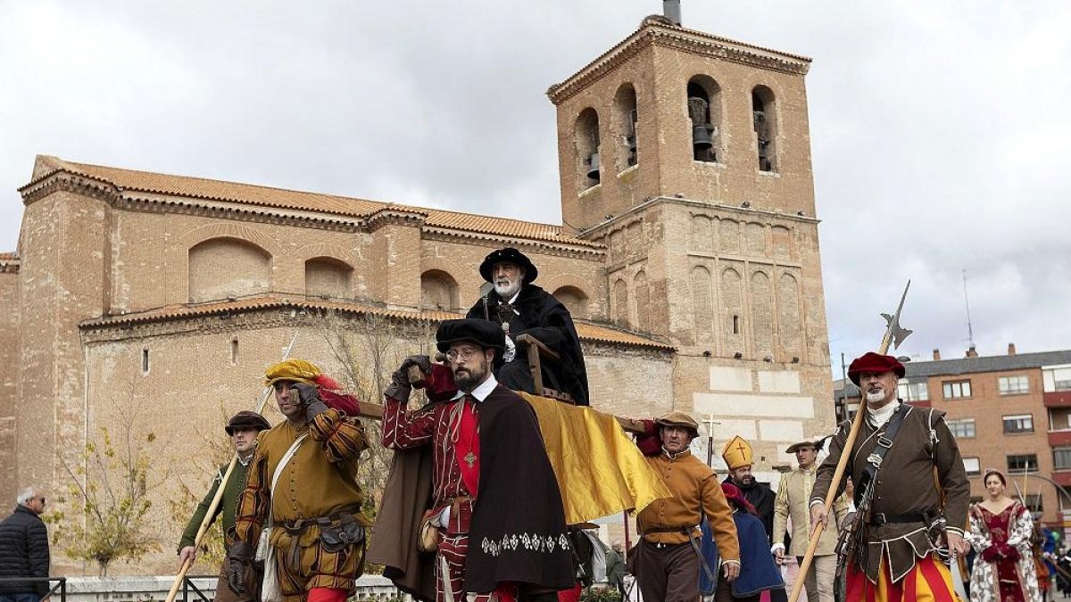 El rey Carlos V entra en la localidad de Medina de Rioseco en su viaje al monasterio de Yuste.-NURIA MONGIL / PHOTOGENIC.