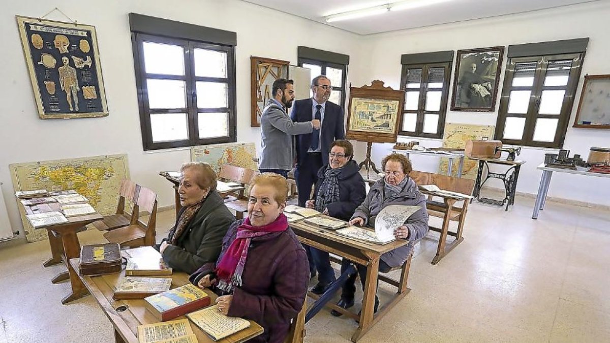 El consejero de Educación, Fernando Rey, visita una clase de principios del Siglo XX en San Román deHornija.-ICAL