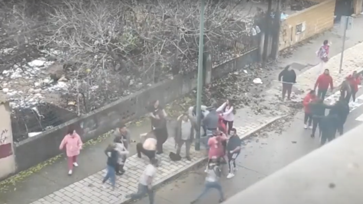 Imagen extraída de un vídeo de la reyerta en el barrio de Las Flores. / E.M.