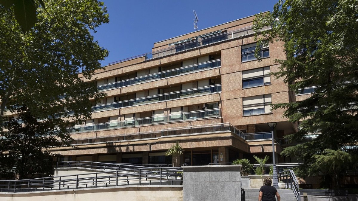 Fachada principal de la residencia de mayores Cardenal Marcelo, propiedad de la Diputación de Valladolid. PABLO REQUEJO