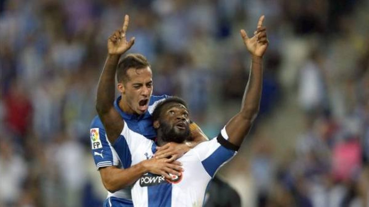 Lucas se abraza a Caicedo, en un partido ante el Málaga.-Foto: EFE / TONI ALBIR