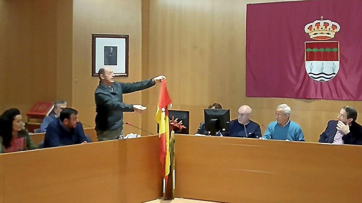 Minguela ofrece la bandera y un mechero a IU y Podemos, ayer en el Pleno. E. M.Minguela ofrece la bandera y un mechero a IU y Podemos, ayer en el Pleno.-E. M.