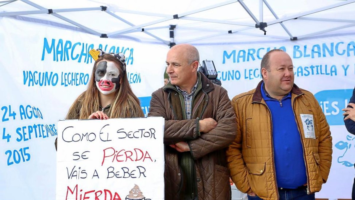 José Antonio Turrado (Asaja) y José María Álvarez (OPL) con una de las manifestantes ayer ante las Cortes.-ICAL