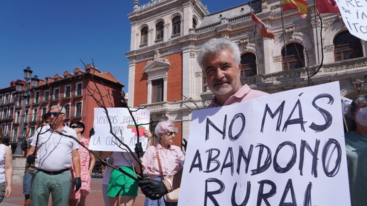 El presidente de Futuro, Javier Benavente, en la concentración de protesta en Valladolid para pedir soluciones por el incendio de la Sierra de la Culebra - ICAL