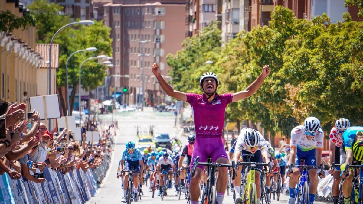 Morgado celebra el triunfo en la tercera y última etapa de la Vuelta a la Ribera. / E. M.