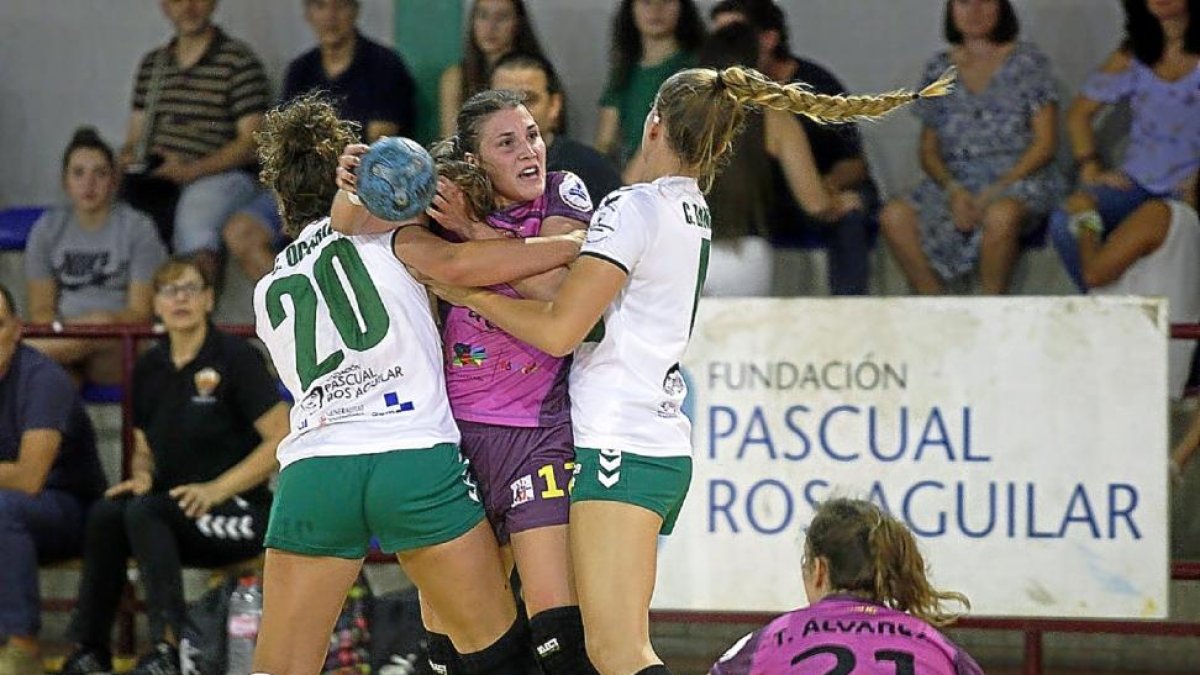 Dos jugadoras del Elche Mustang cortan el avance del BM Aula. PHOTODEPORTE-PHOTODEPORTE