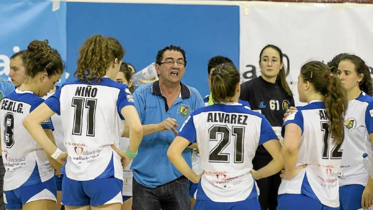 Miguel Ángel Peñas da instrucciones a sus jugadoras durante un tiempo muerto de un partido-M. Á. SANTOS