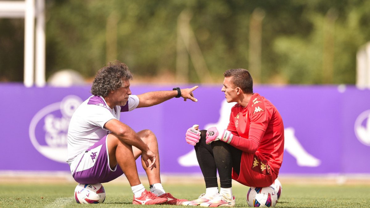 Ricardo Pereira charla con Masip en un entrenamiento. / I. SOLA / RV