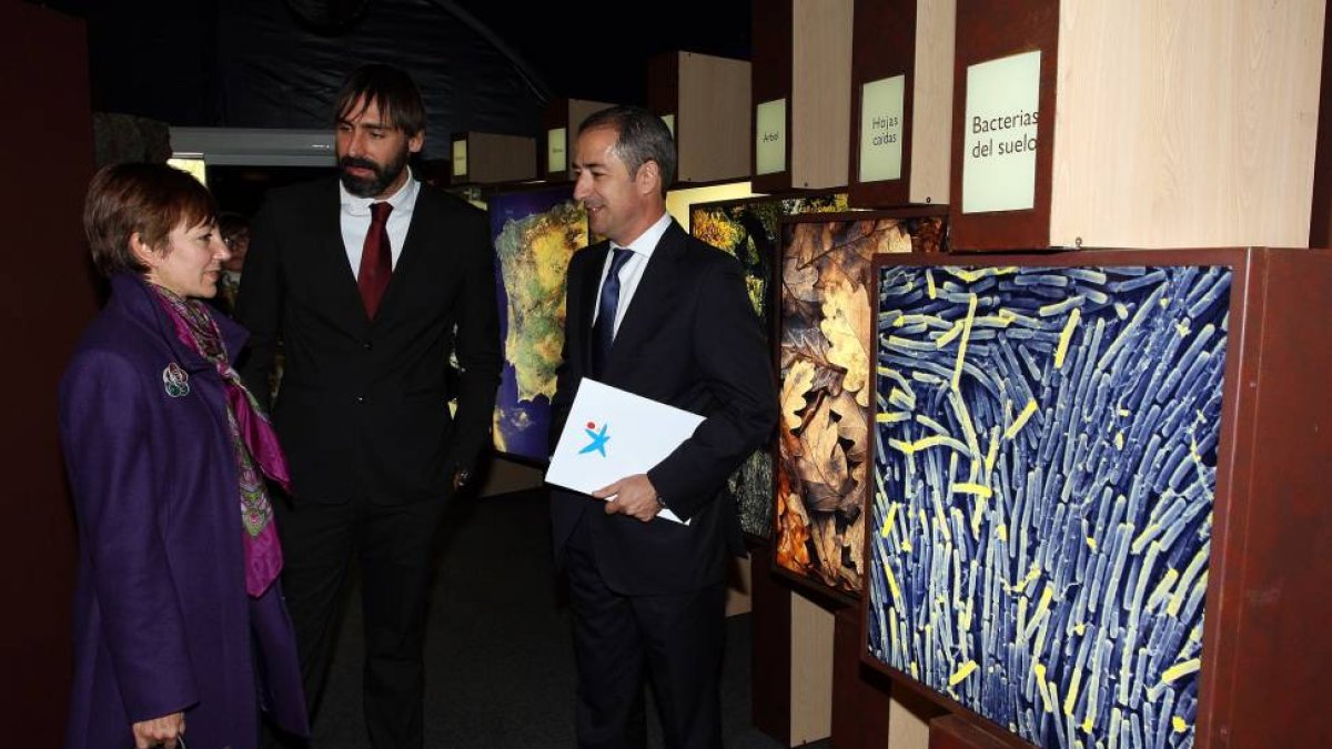 El director territorial de La Caixa en Castilla y León, José Manuel Bilbao (D), la concejala de Participación Ciudadana del Ayuntamiento de Valladolid, Domi Fernández, y el comisario de la exposición, Francisco Javier Gómez, presentan la exposición 'El bo-Ical