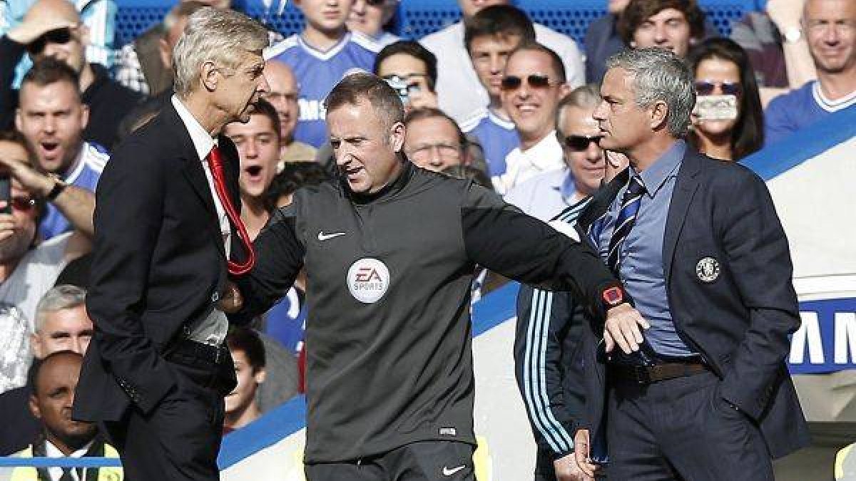 El técnico del Arsenal aparta con dureza al del Chelsea, durante el partido que ha enfrentado a ambos equipos.-Foto: AFP