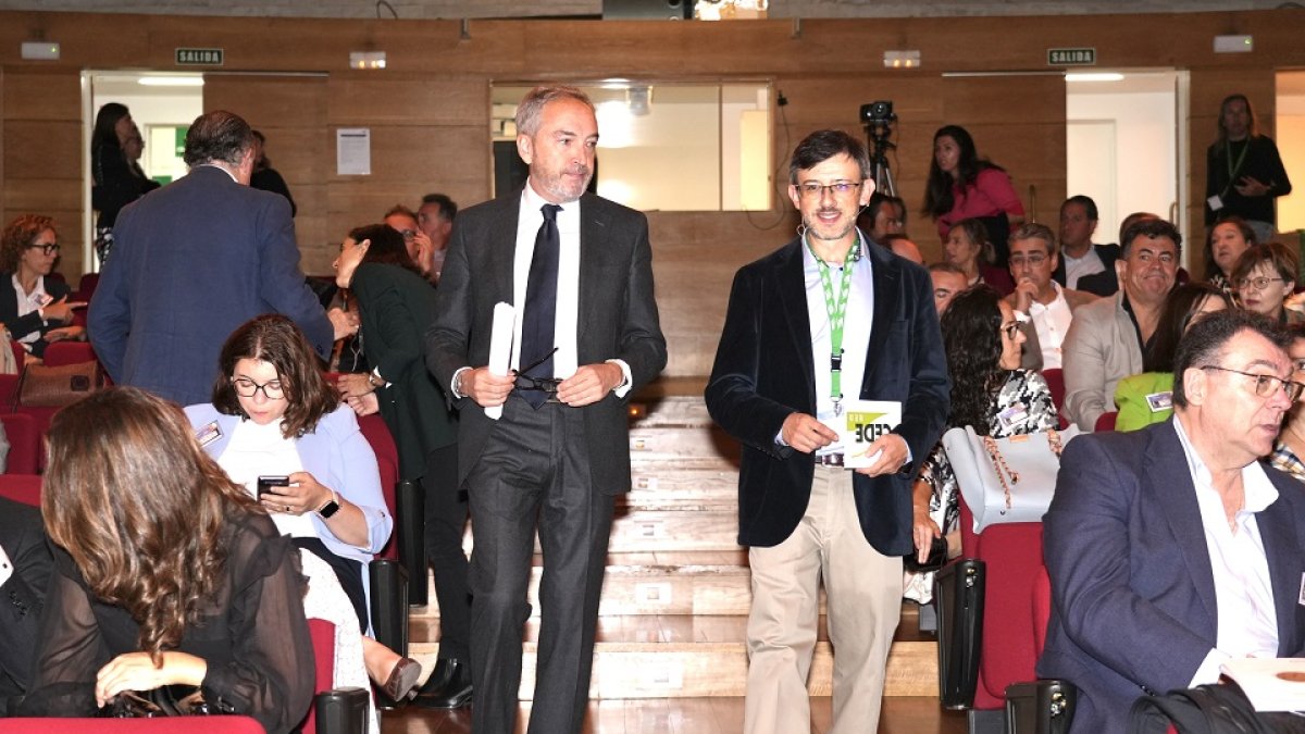 Alberto Díaz, secretario general de la Consejería de Industria, Comercio y Empleo, y José María López, Ceo de Cedered, en la inauguración del Congreso Futuro y Compromiso. J. M. LOSTAU