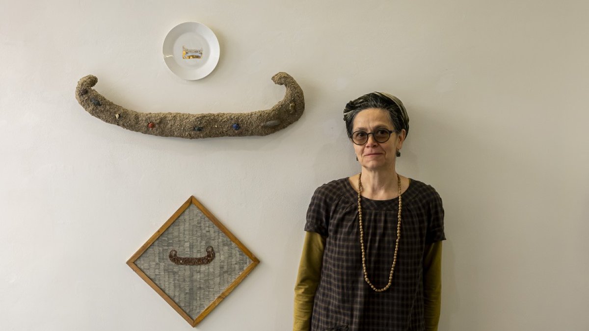 Marta Barrenechea junto a tres de sus obras. | PHOTOGENIC
