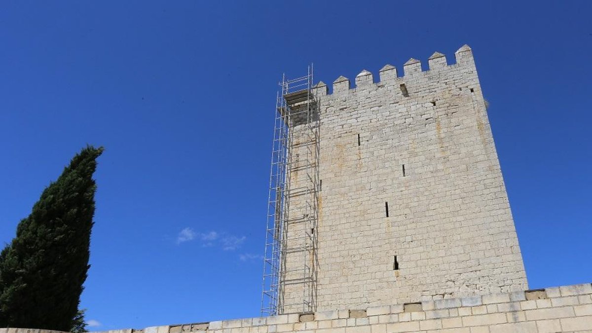 Obras del Castillo de Monzón de Campos, donde se invertirán 12.000 euros de urgencia en el castillo para la reconstrucción de una almena afectada por un desprendimiento el pasado día 13-ICAL