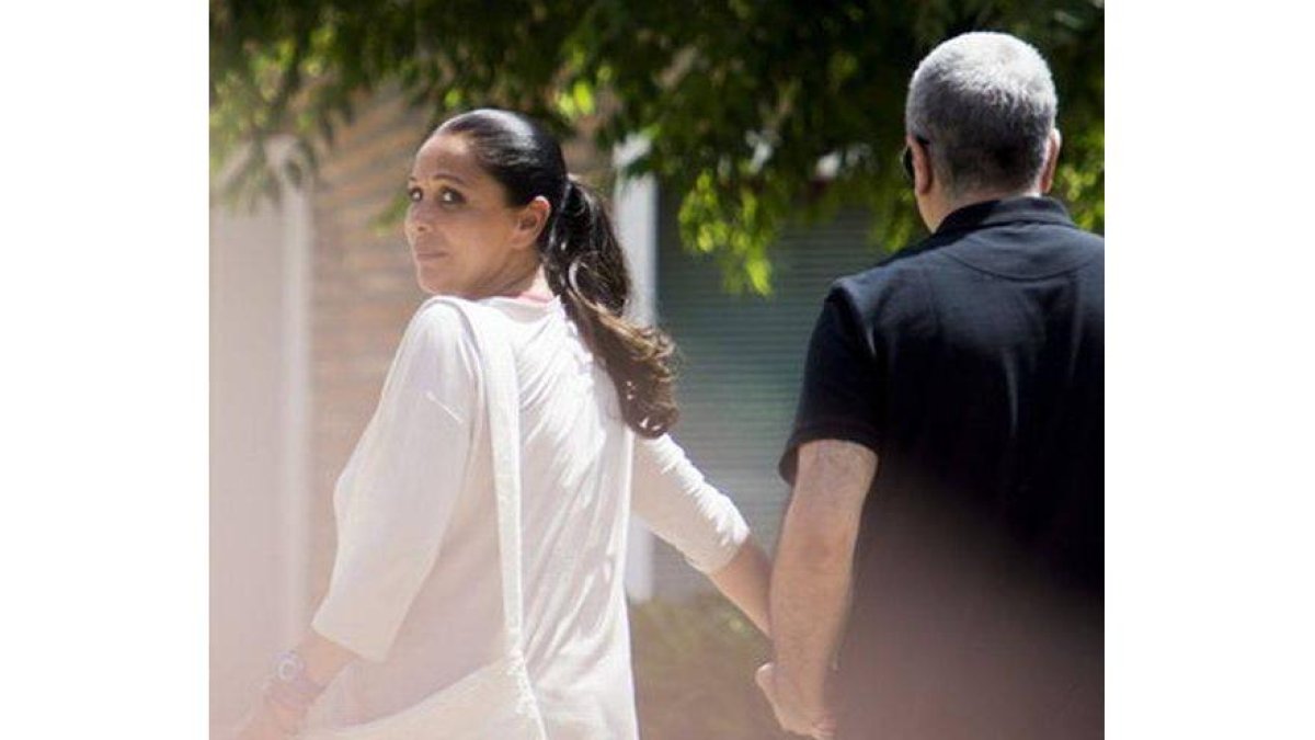 La cantante Isabel Pantoja acompañada de su hermano Agustín, en su regreso a prisión tras disfrutar de su primer permiso, en el Centro Penitenciario de Mujeres de Alcalá de Guadaira (Sevilla), el día 5.-Foto: RAUL CARO / EFE