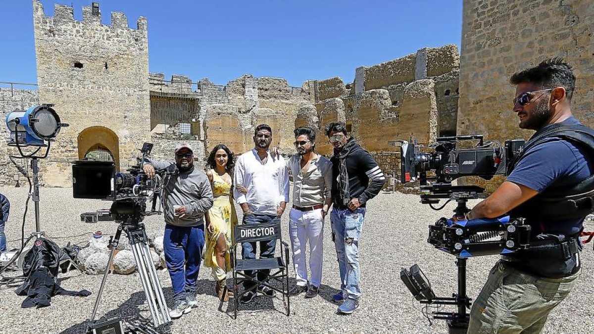 Miembros del equipo de rodaje de la productora de Wollywood ayer, en el Castillo de Trigueros del Valle.-J. M. LOSTAU