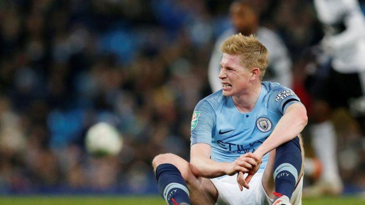 De Bruyne, tras caer lesionado.-REUTERS / ANDREW YATES