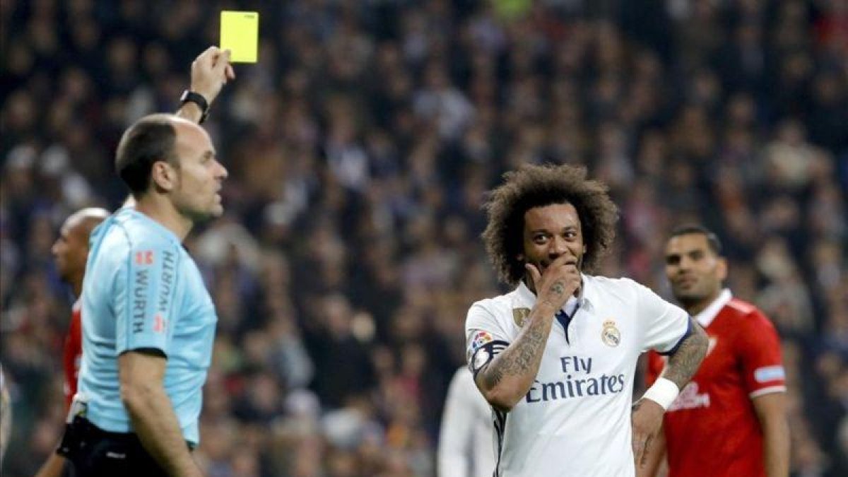 Mateu Lahoz, en el Santiago Bernabéu.-EFE / JUANJO MARTÍN