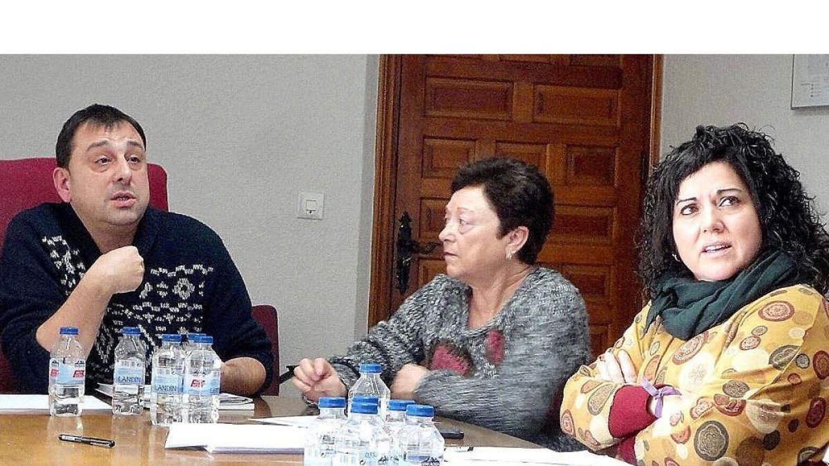 Enrique Seoane, Milagros Ferrín y Rosana de Castro, ayer antes del Pleno.-EL MUNDO