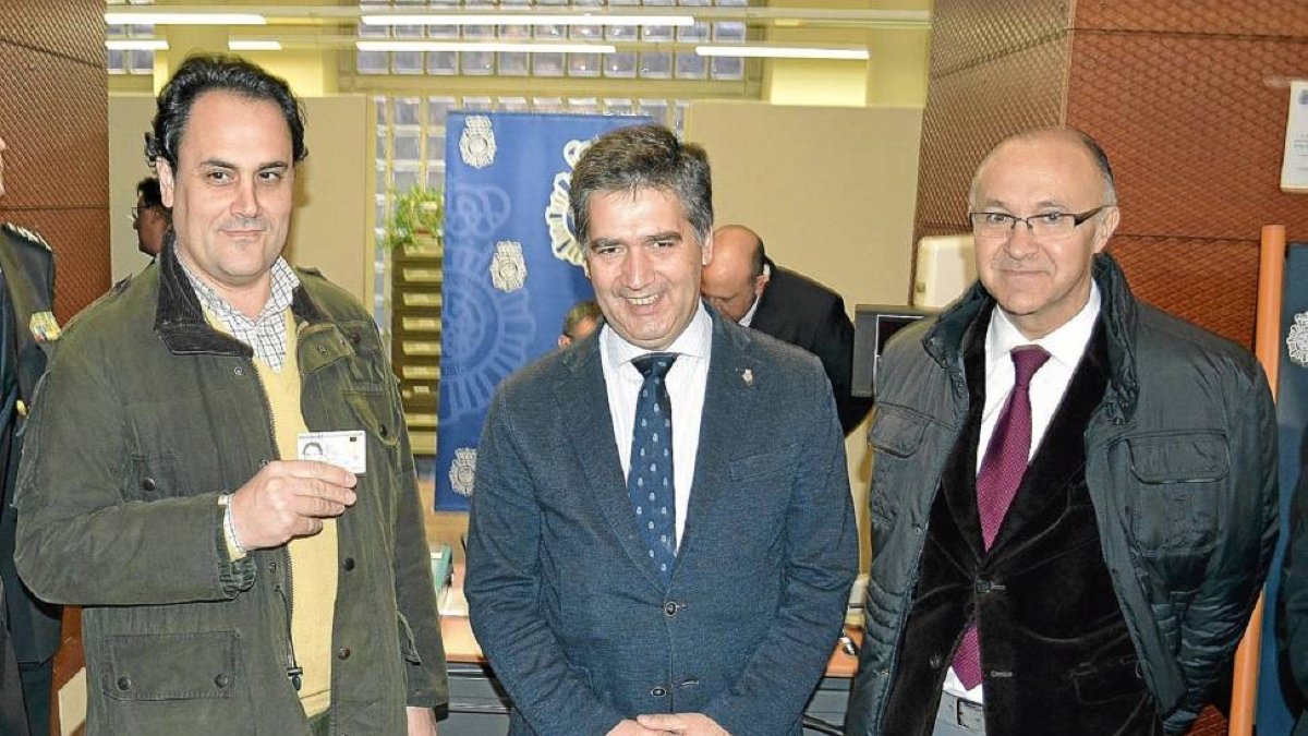 El director general del Cuerpo Nacional de Policía, Ignacio Cosidó (c), el delegado del Gobierno en Castilla y León, Ramiro Ruíz Medrano (d) y el ciudadano que ha recibido el primer DNI electrónico 3.0-Efe