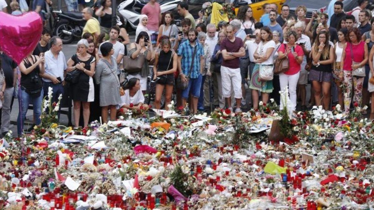 Ofrendas ciudadanas por las víctimas del atentado de Barcelona, el pasado agosto.-ALVARO MONGE