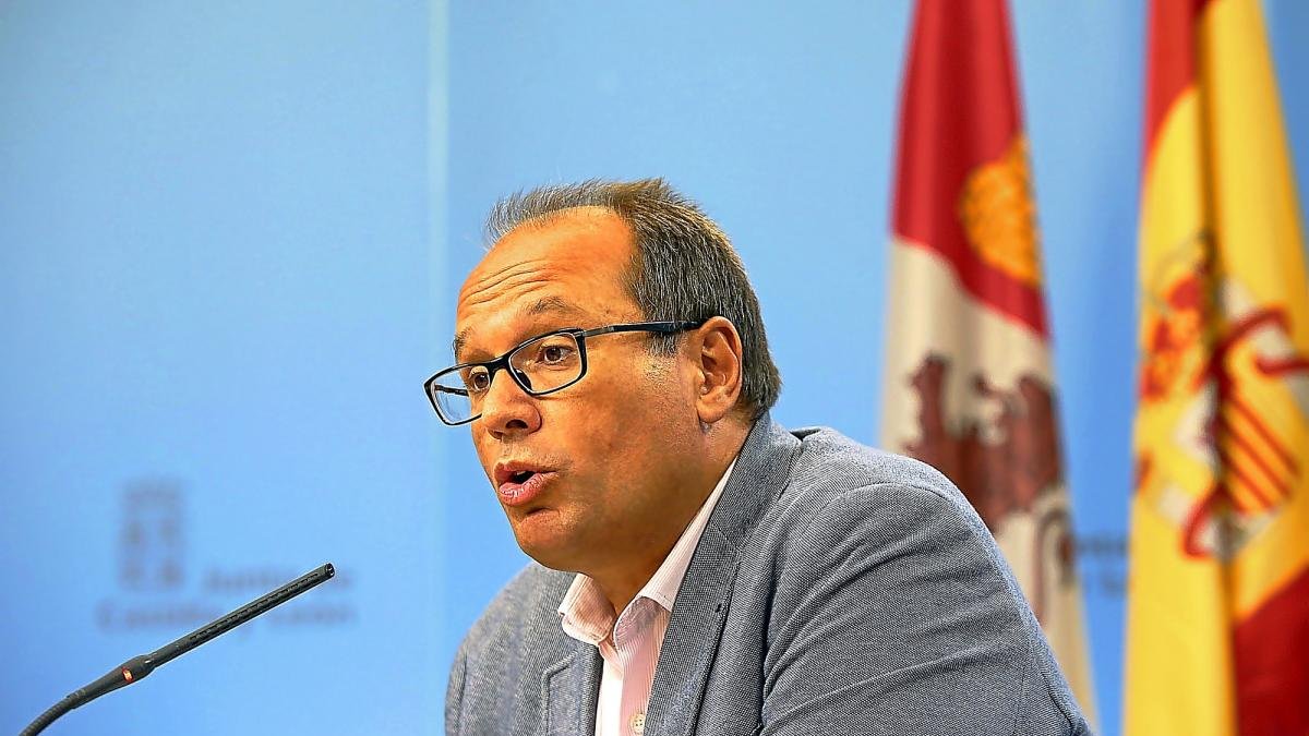 El gerente de Servicios Sociales, Carlos Raúl de Pablos, anuncia medidas para compensar la revalorización de las pensiones.-ICAL