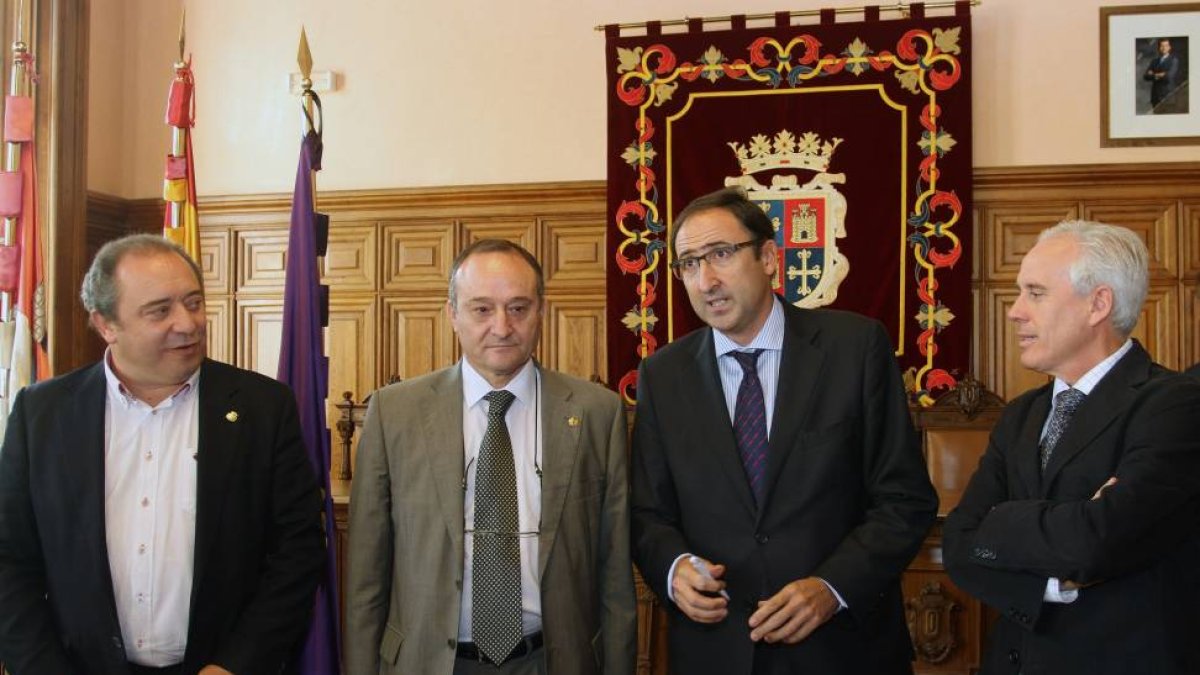 El diputado de Servicios Sociales, Jesús Tapia; el alcalde de Palencia, Alfonso Polanco; el rector de la Universidad de Valladolid y presidente de su Fundación General, Daniel Miguel; y el delegado de la Junta, Luis Domingo González; en la firma de un con-Ical