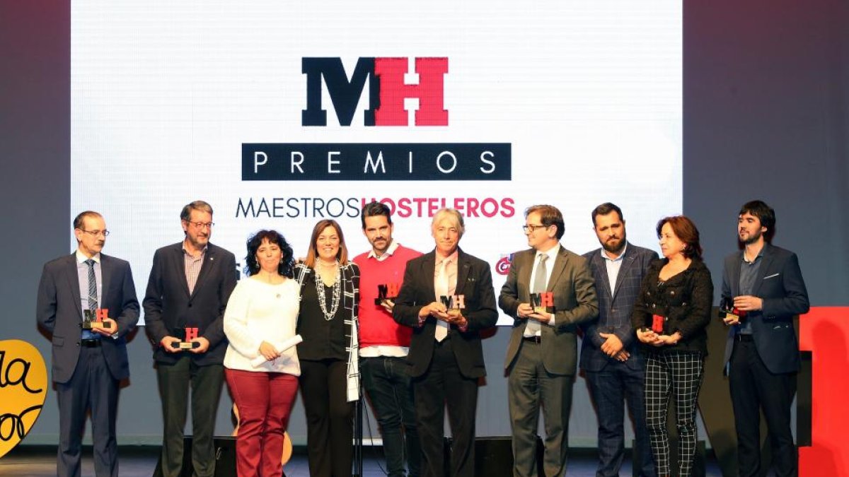 La consejera de Agricultura, Milagros Marcos, posa junto a los galardonados con los Premios Maestros Hosteleros '17-Rubén Cacho / ICAL