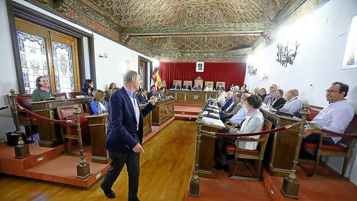 El diputado del PP, Luis Minguela, abandona el Pleno en una votación como cortesía por la baja maternal de Almanza.-E. M.