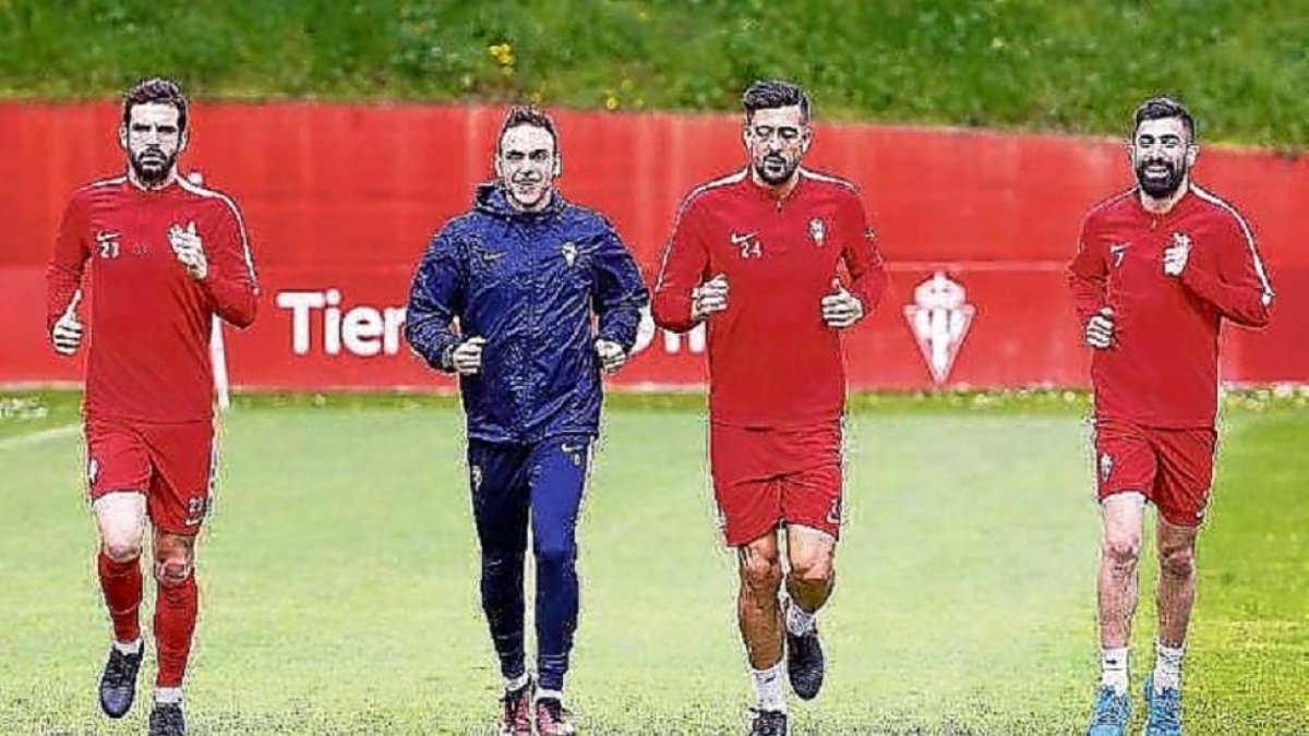 Guitián y Álex Pérez, con el recuperador del Sporting.-LA NUEVA ESPAÑA